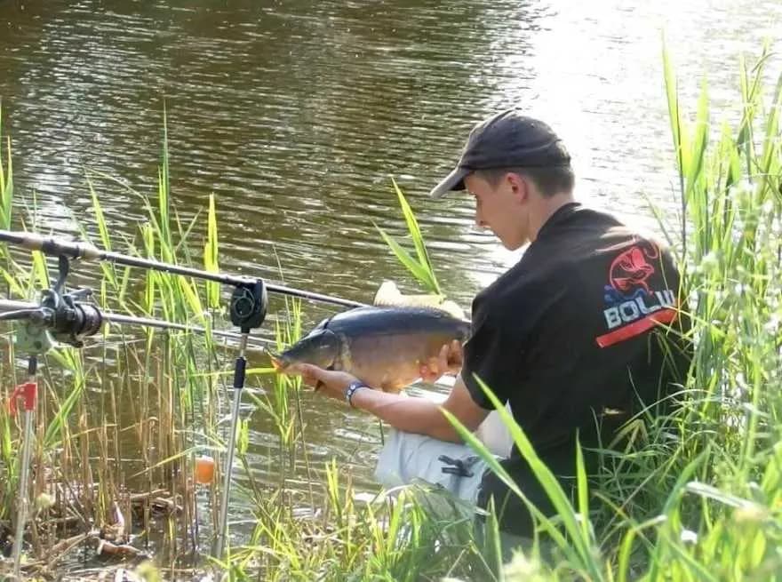 Skuteczne techniki łowienia z gruntu na mulistym dnie - poradnik