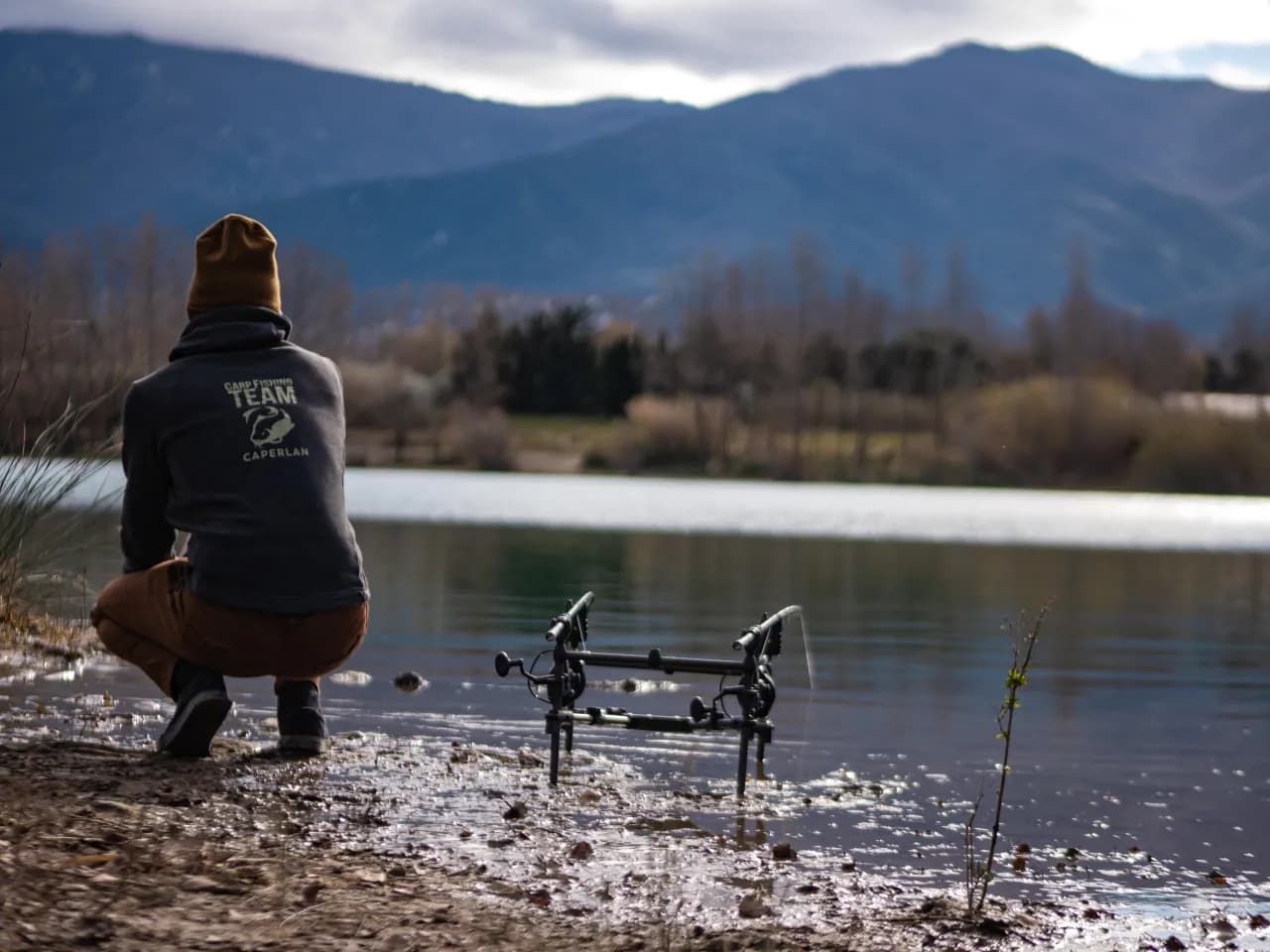 Jak łowić karpie na grunt: Skuteczne techniki i najlepsze przynęty
