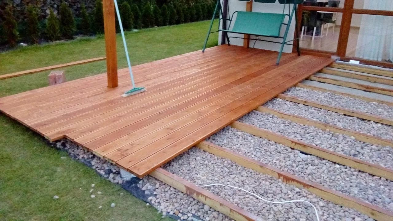 Jak zbudować taras drewniany na gruncie: 9 kluczowych kroków