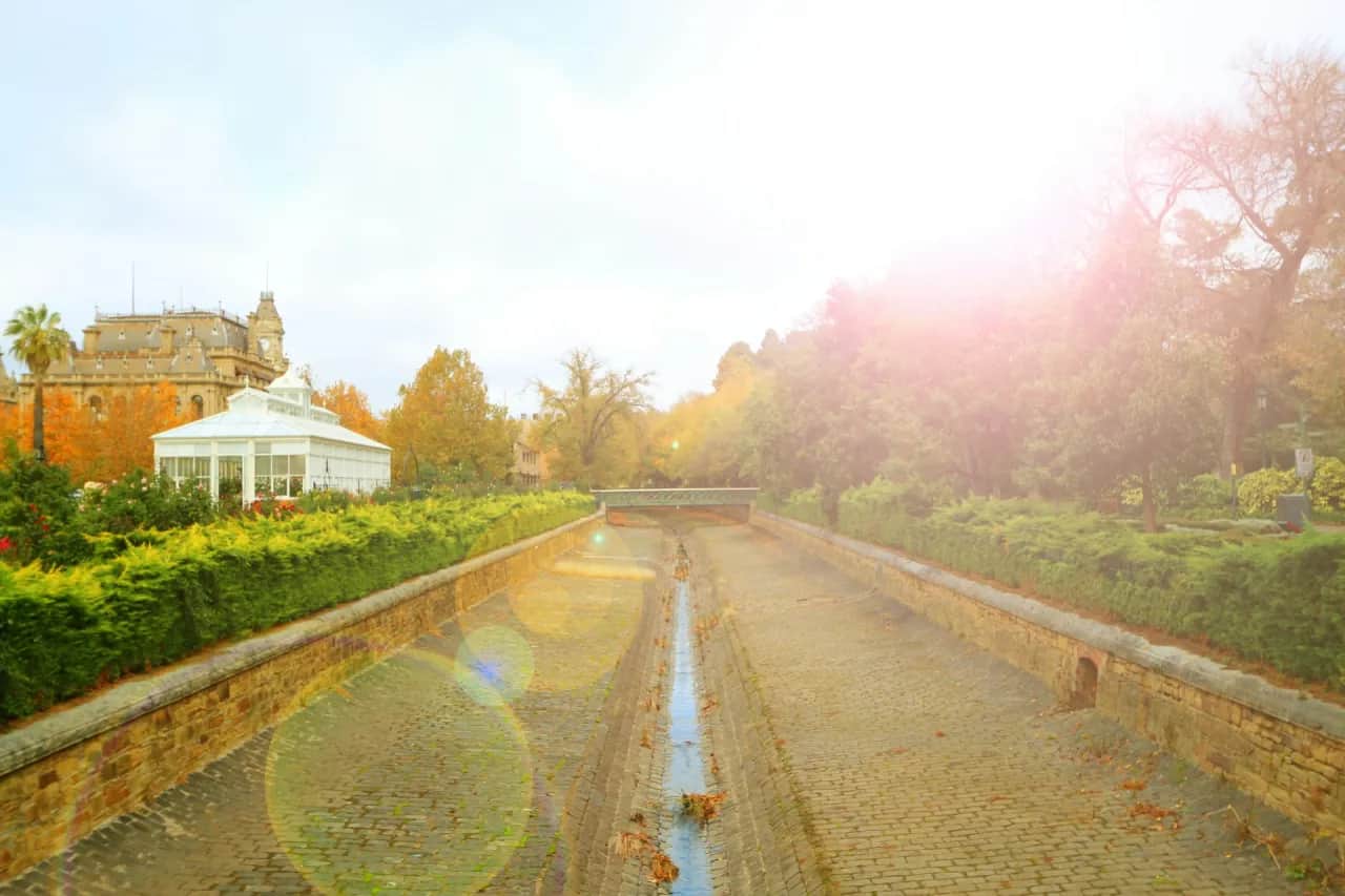 Systemy odwodnień liniowych ze spadkiem wbudowanym - kiedy stosować i jak obliczyć ekonomiczność